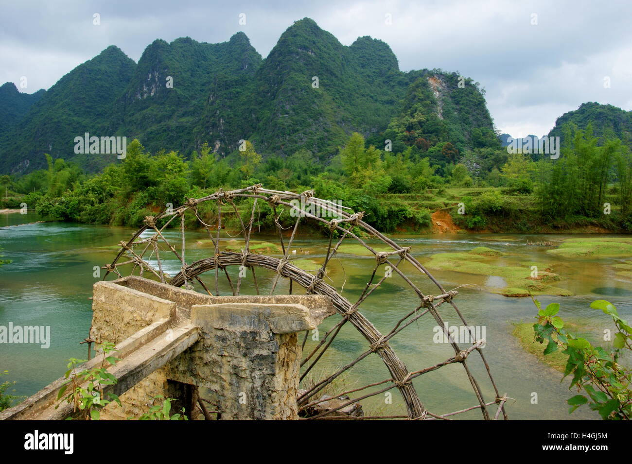 Acqua tradizionale mulino. L'uso del potere di acqua per irrigazione. Cao Bang, Vietnam Foto Stock