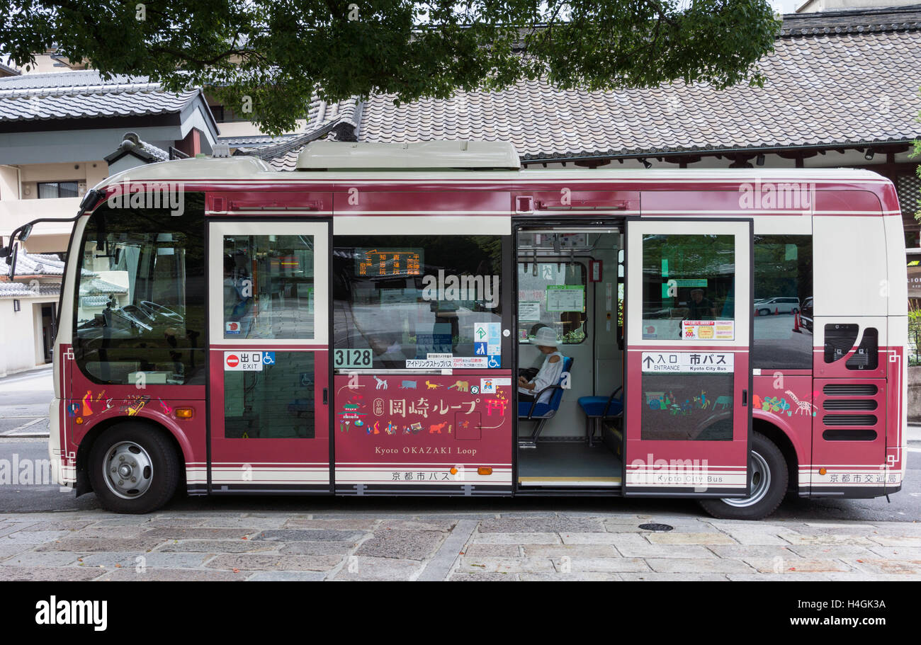 Pubblico di kyoto city bus si ferma presso la fermata degli autobus. Foto Stock