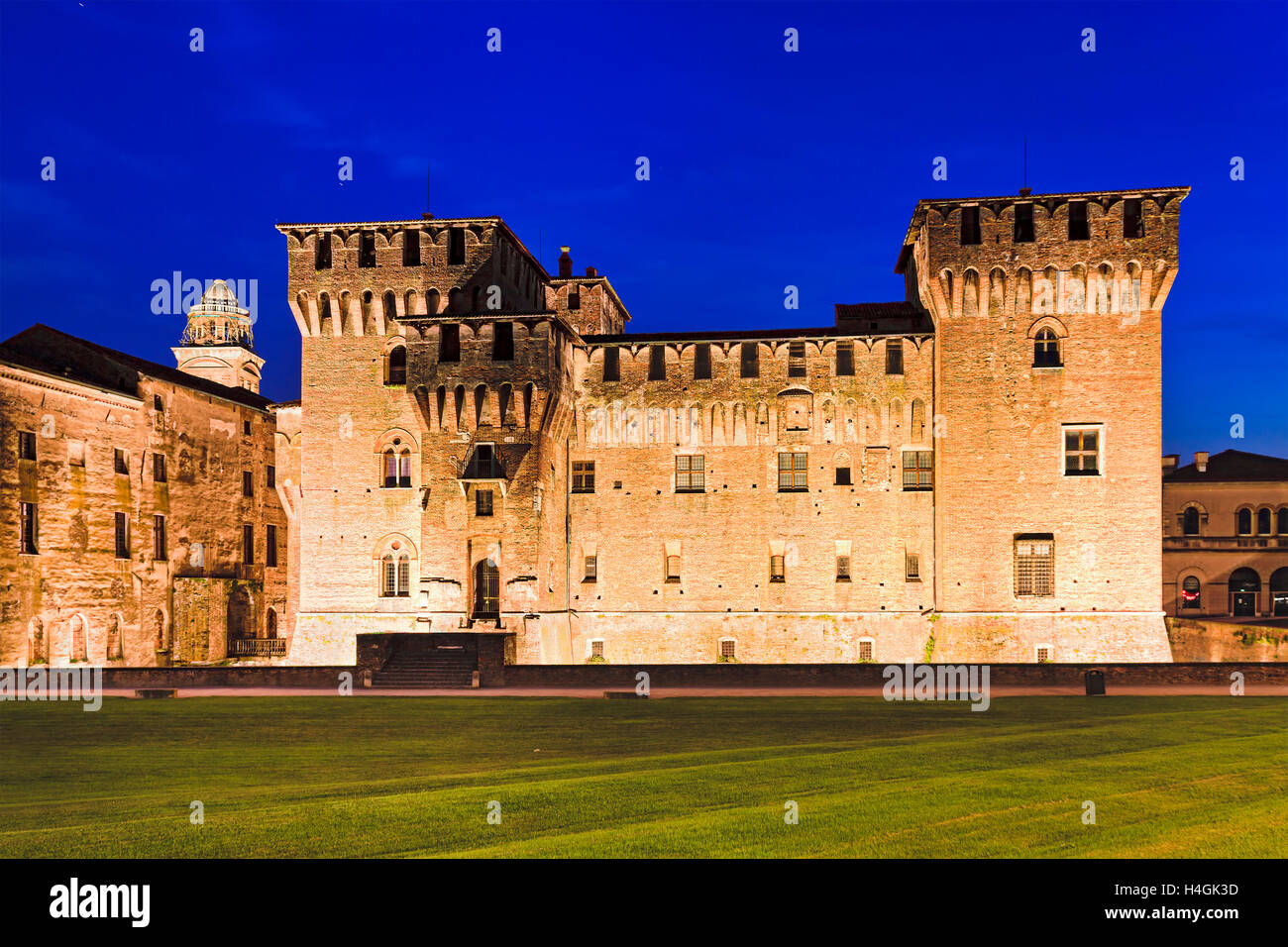 Possenti torri del Palazzo Ducale Saint George castle al tramonto a Mantova, Italia. Illuminato landmark medievale Foto Stock
