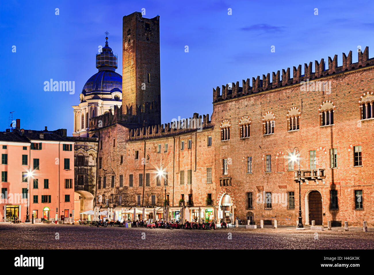 Illumnated luminosamente Sordello Square nel centro cittadino di Mantova con Di Sant Andrea Duomo con il palazzo Bonacolsi intorno a. Foto Stock