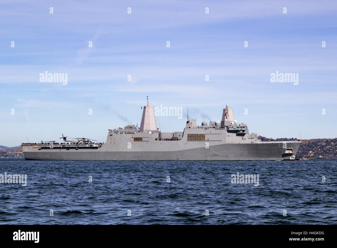 USS San Diego (LPD-22), un San Antonio-classe di trasporto anfibio Dock, entra nella Baia di San Francisco con il suo equipaggio il rivestimento della rampa. Foto Stock