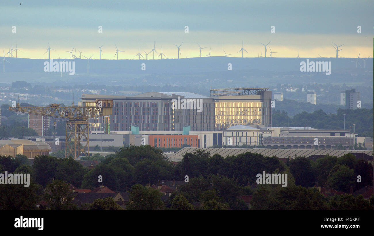 Glasgow super ospedale Queen Elizabeth conosciuta come la stella della morte da una distanza egli Barclay Curle cantieri gru sulla sinistra Foto Stock