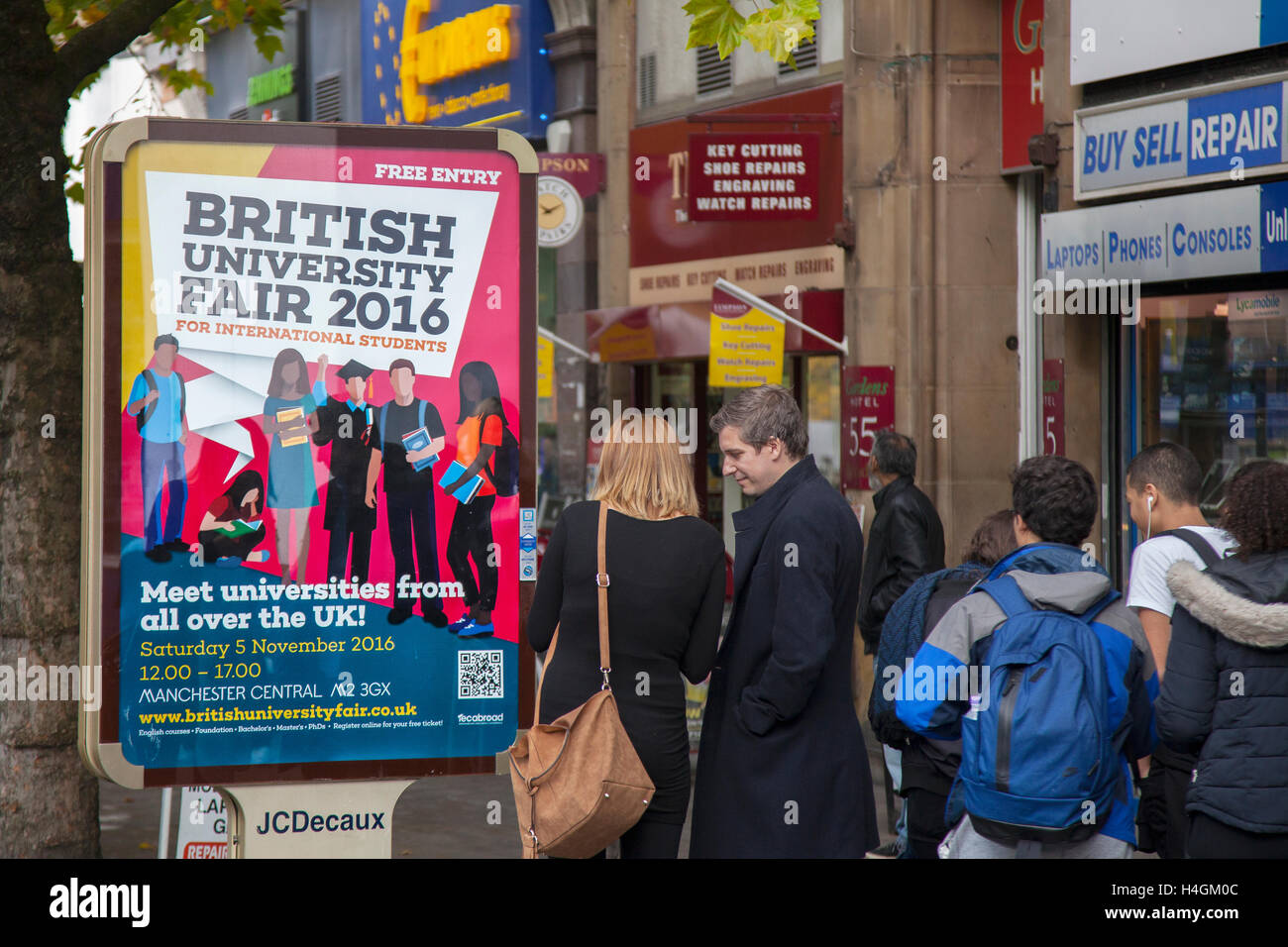 JCDecaux street pubblicità per università britannica Fair 2016, Manchester, Regno Unito Foto Stock