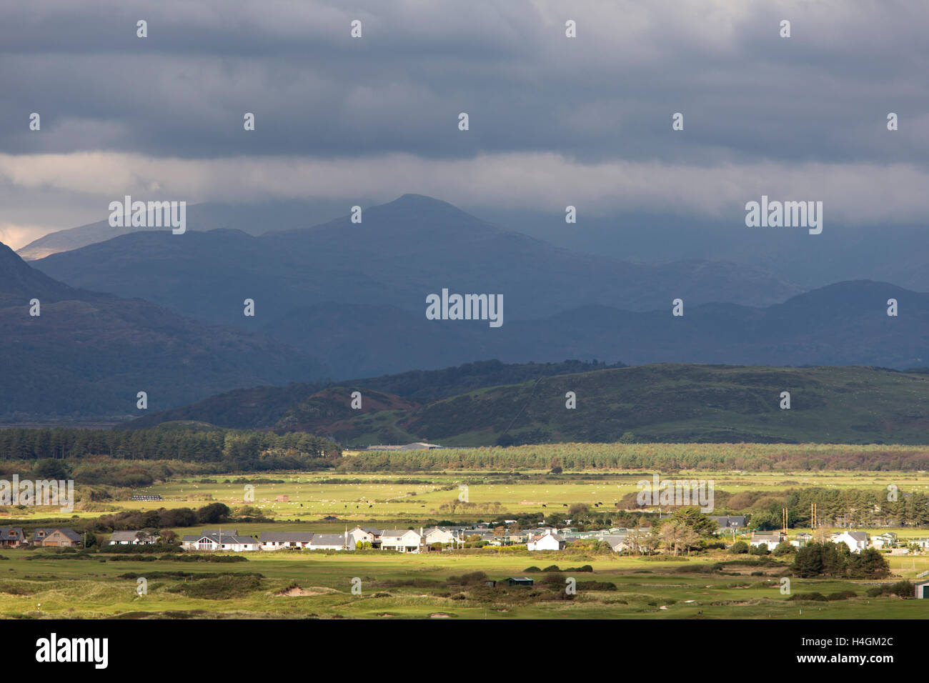 Nuvole temporalesche su Harlech e Snowdonia mountain range, Parco Nazionale di Snowdonia, Gwynedd, Galles del Nord, Regno Unito Foto Stock