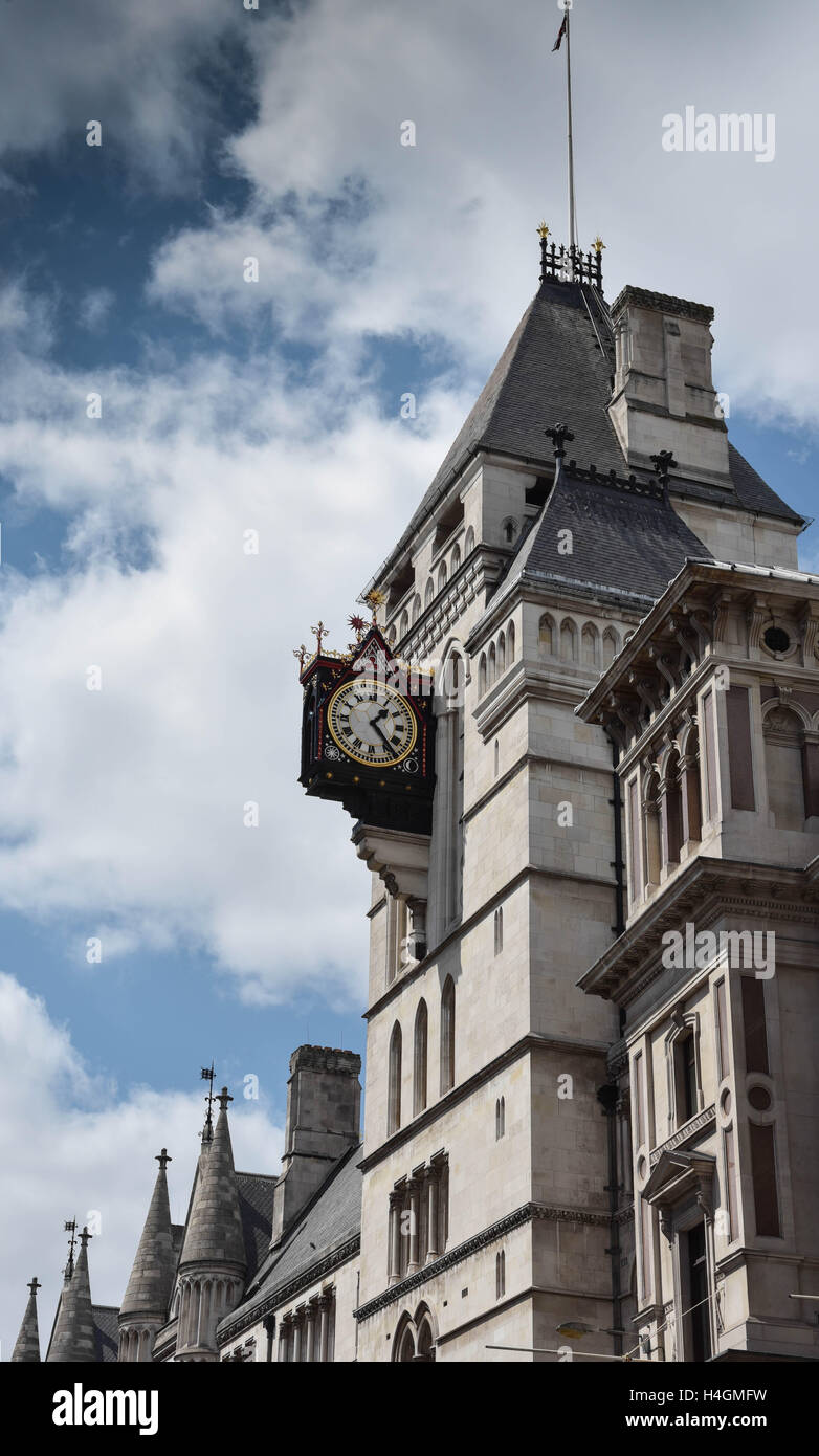 Royal Courts of Justice con un cielo nuvoloso Foto Stock