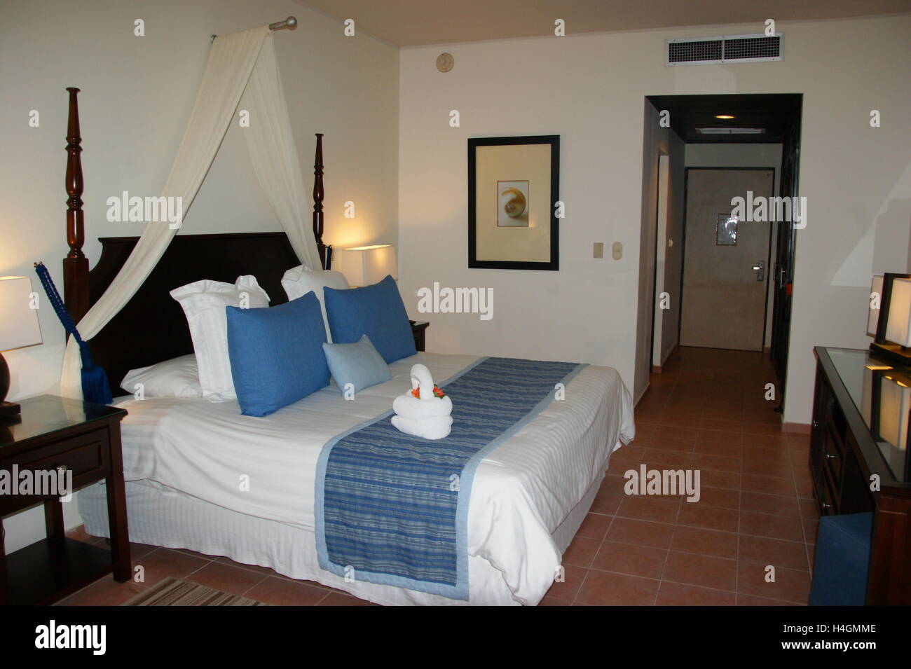 Camera in hotel nei toni del blu. Dreams La Romana Resort and Spa. Bayahibe, La Altagracia Provincia, Repubblica Dominicana, Mar dei Caraibi. Foto Stock