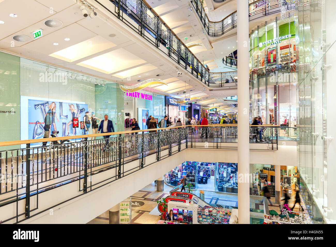 Vista interna del centro commerciale Palladium arredata per le vacanze di Natale a Praga, Repubblica Ceca. Foto Stock