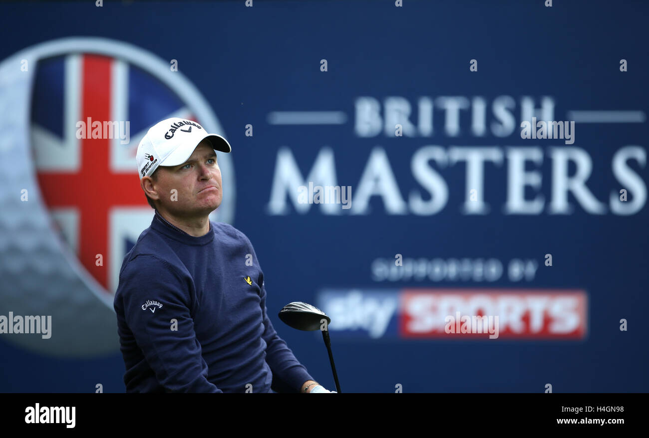 L'Inghilterra del James Morrison tees off sul quinto foro durante il giorno quattro del British Masters al Grove, Chandler Cross. Stampa foto di associazione. Picture Data: domenica 16 ottobre, 2016. Vedere PA storia golf britannico. Foto di credito dovrebbe leggere: Steven Paston/filo PA. Restrizioni: Utilizzo soggetto a restrizioni. Solo uso editoriale. Uso non commerciale. Chiamate il numero +44 (0)1158 447447 per ulteriori informazioni. Foto Stock