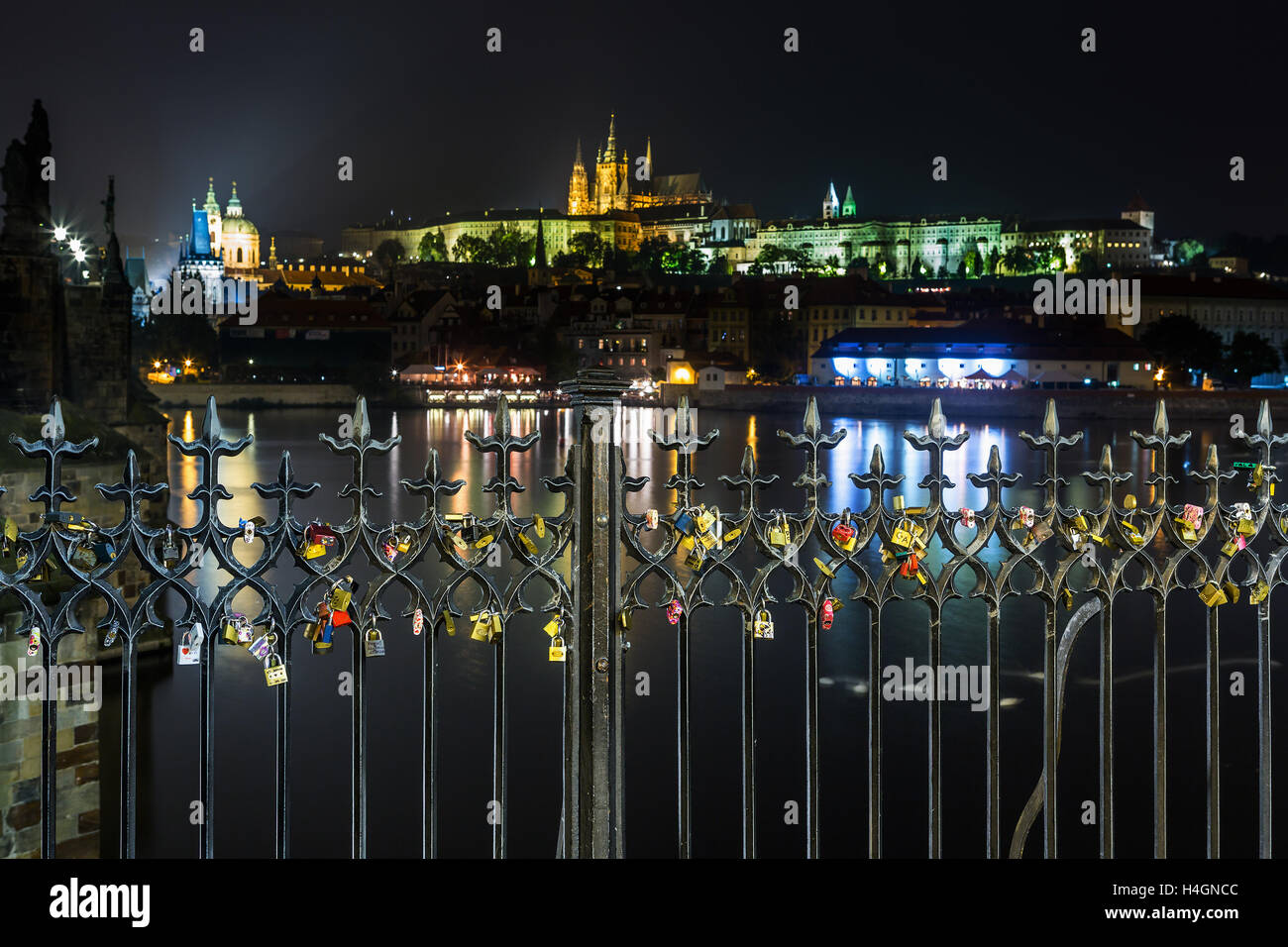 Molti amano le serrature sulla recinzione, cuore lucchetto sul Ponte Carlo a Praga il Hradcany sfondo sfocato. Amore serrature da appendere Foto Stock