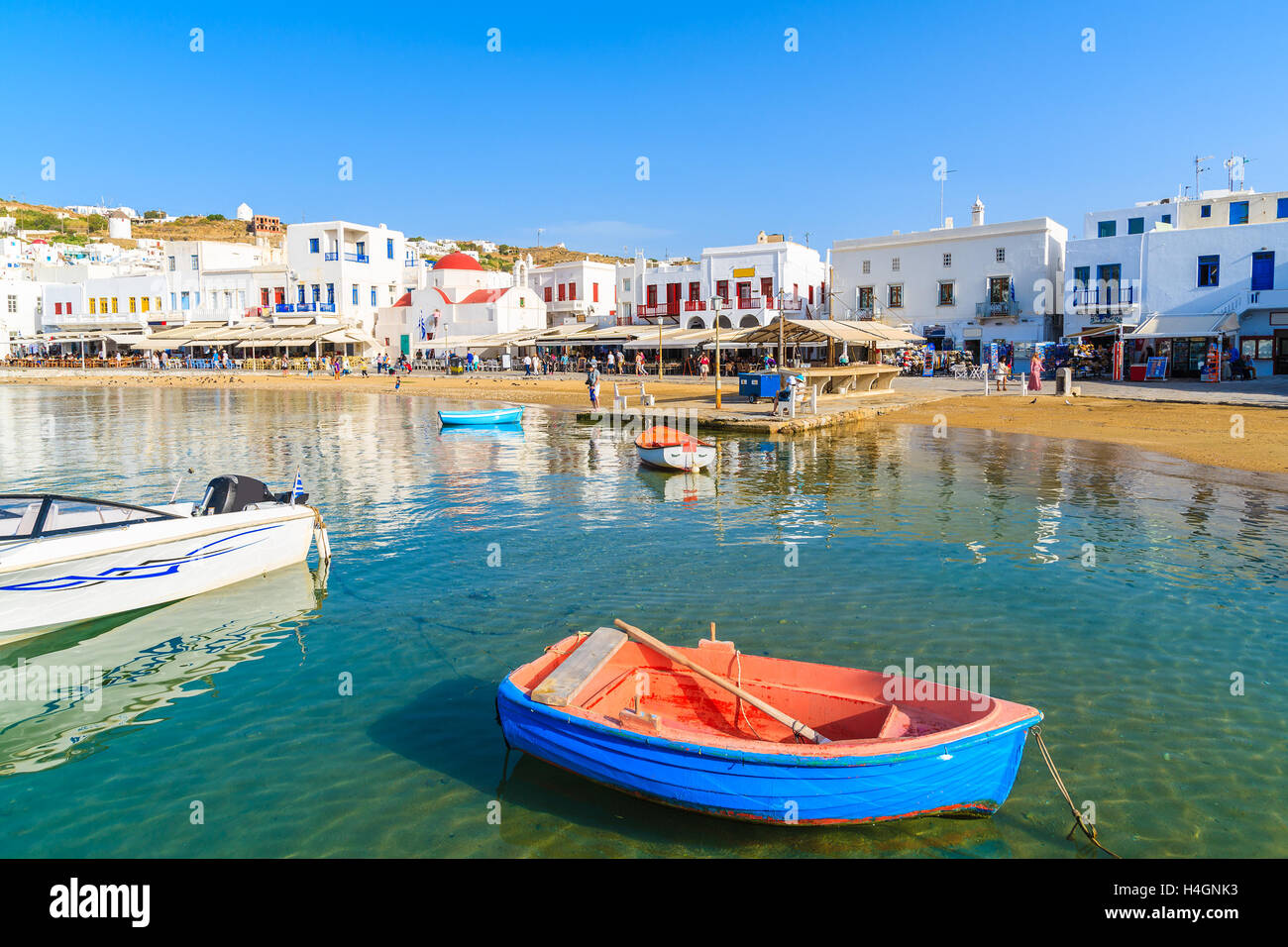Tradizionale colorate barche da pesca nel porto di Mykonos, a Mykonos, Grecia Foto Stock