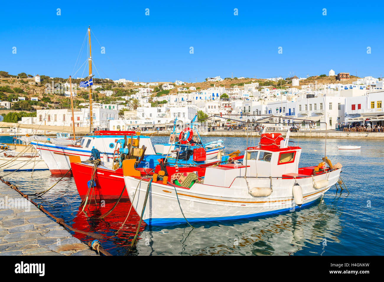 Tipico greco colorate barche da pesca nella città di Mykonos porta sull isola di Mykonos cicladi grecia Foto Stock