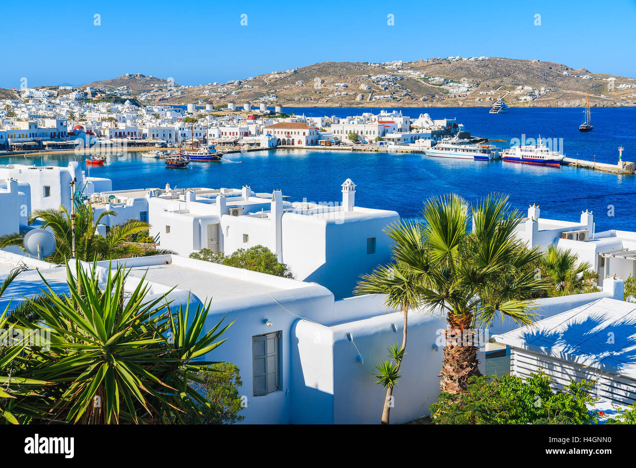 Una vista del porto di Mykonos e città, isola di Mykonos cicladi grecia Foto Stock