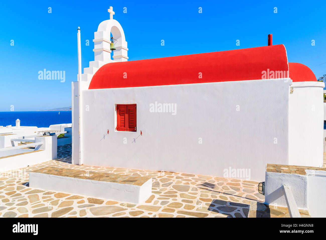 Una chiesa tradizionale con un tetto rosso sull'isola di Mykonos, Cicladi Grecia Foto Stock