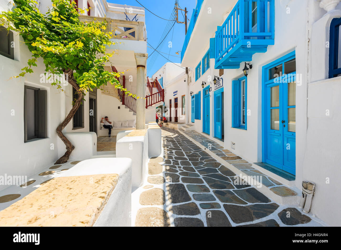 La città di Mykonos, Grecia - 15 Maggio 2016: strada stretta con case bianche nella bellissima città di Mykonos, Cicladi, Grecia. Foto Stock