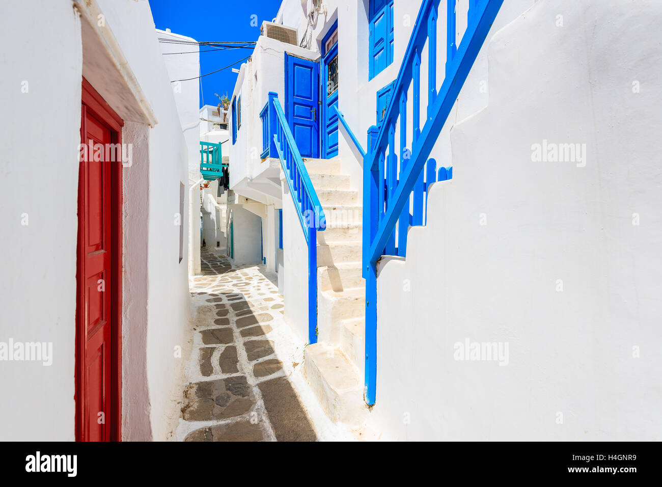 Una vista di imbiancato street nella bellissima città di Mykonos, Cicladi, Grecia Foto Stock