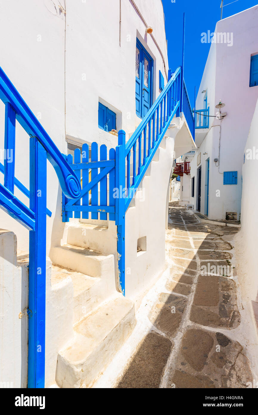 Strada tipica della bella città di Mykonos di bianco e blu con architettura Greca, Cicladi, Grecia Foto Stock