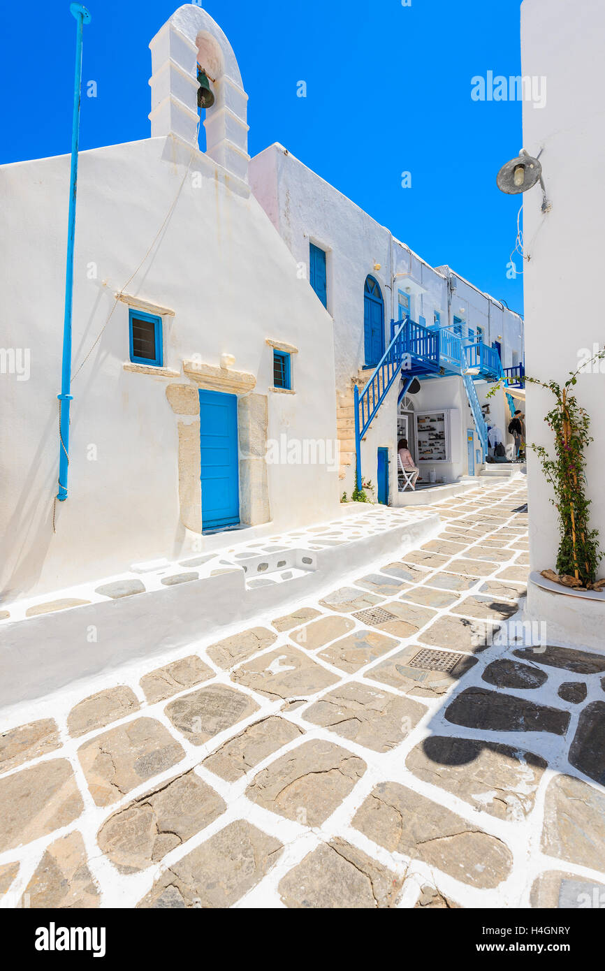 Tipico greco chiesa sulla strada imbiancate con architettura greca nella bellissima città di Mykonos, Cicladi, Grecia Foto Stock