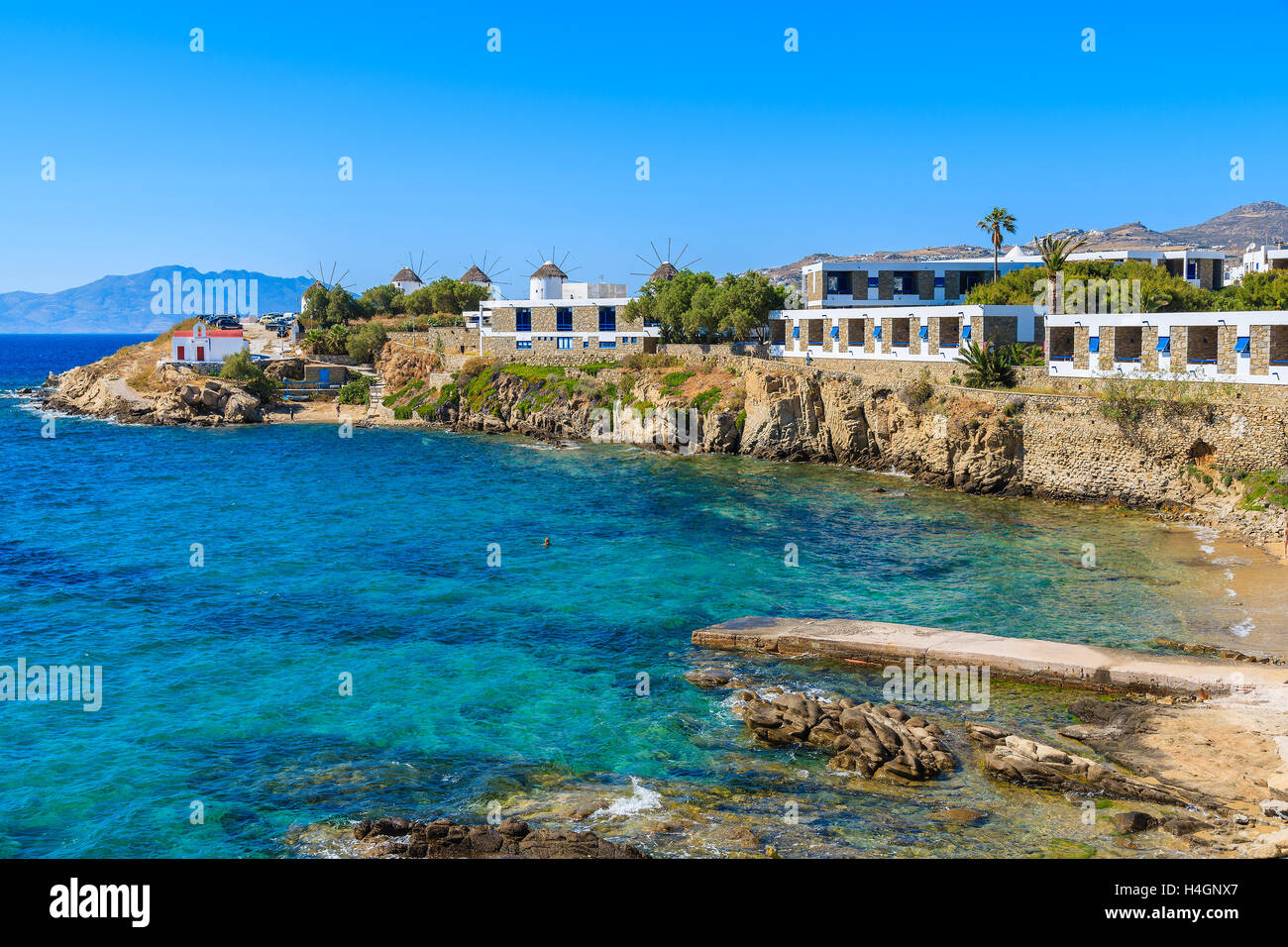 Una vista della bellissima baia con spiaggia vicino la città di Mykonos, Cicladi, Grecia Foto Stock