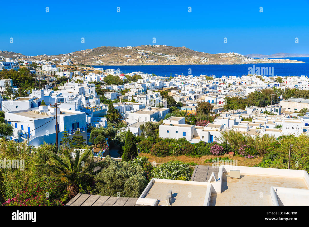 Una vista del tipico greco edifici di appartamenti nella città di Mykonos con mare in background, Cicladi, Grecia Foto Stock