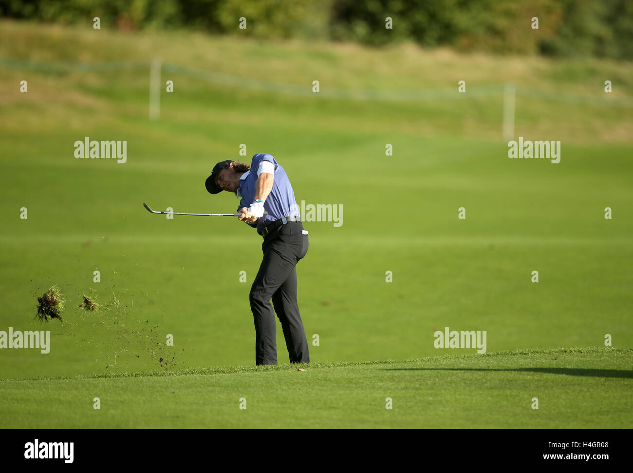 Tommy Fleetwood dell'Inghilterra sulla quattordicesima buca durante il quarto giorno dei British Masters al Grove, Chandler's Cross. PREMERE ASSOCIAZIONE foto. Data immagine: Domenica 16 ottobre 2016. Vedere PA storia GOLF British. Il credito fotografico dovrebbe essere: Steven Paston/PA Wire. Foto Stock