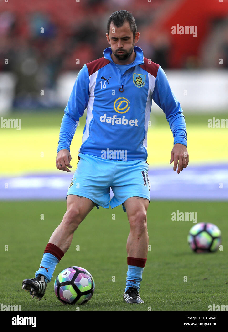 Burnley's Steven Defour durante il warm up prima della Premier League a St Mary's, Southampton. Stampa foto di associazione. Picture Data: domenica 16 ottobre, 2016. Vedere PA storia SOCCER Southampton. Foto di credito dovrebbe leggere: Adam Davy/filo PA. Restrizioni: solo uso editoriale nessun uso non autorizzato di audio, video, dati, calendari, club/campionato loghi o 'live' servizi. Online in corrispondenza uso limitato a 75 immagini, nessun video emulazione. Nessun uso in scommesse, giochi o un singolo giocatore/club/league pubblicazioni. Foto Stock