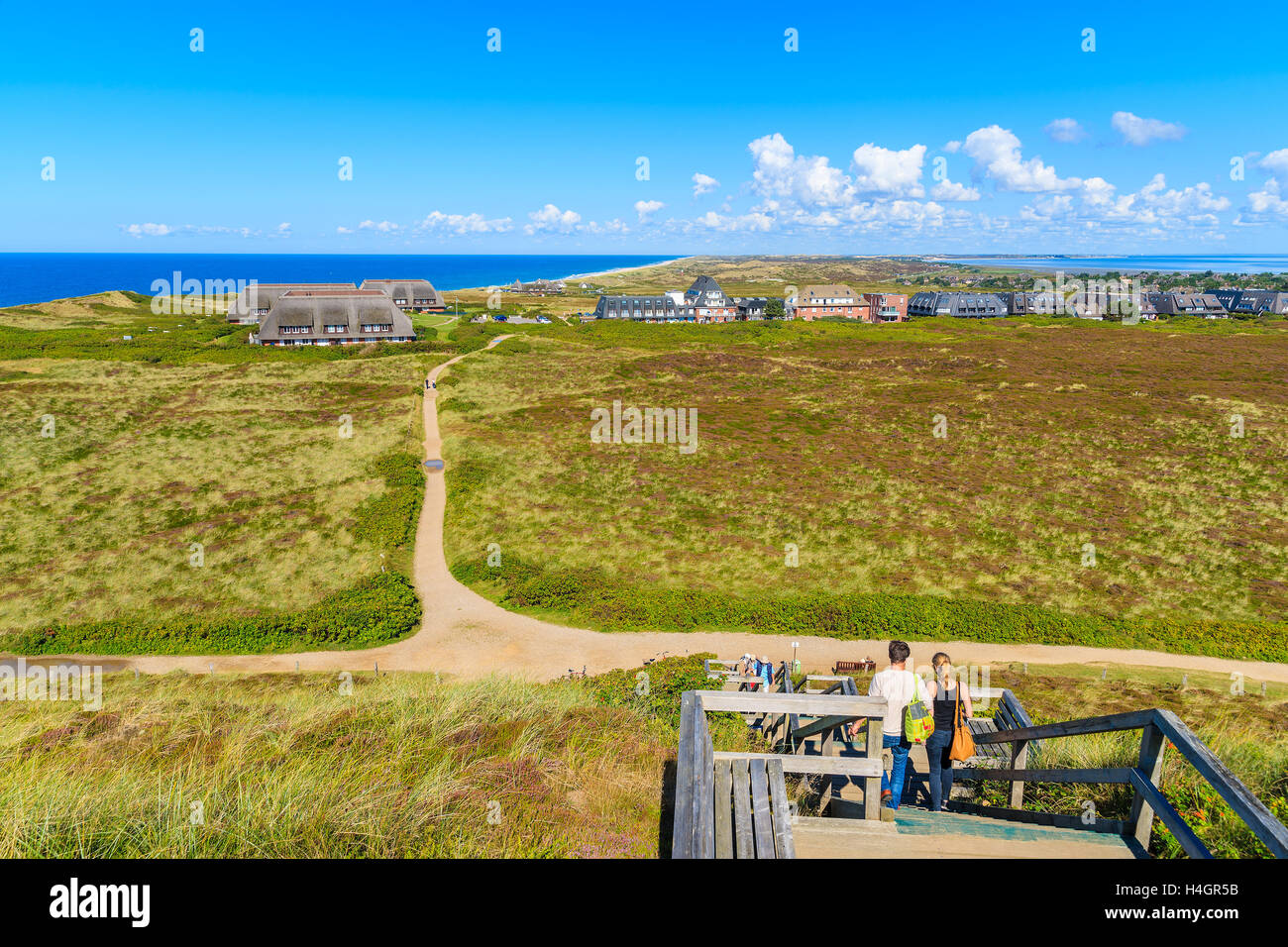 Persone che camminano giù dal punto di vista a Kampen villaggio sulla costa occidentale dell isola di Sylt, Germania Foto Stock