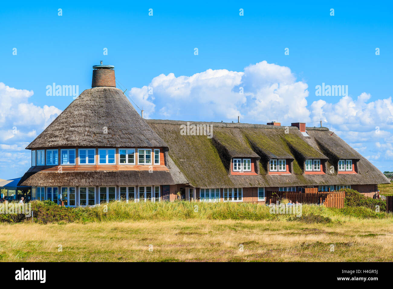 Tipica guest house e ristorante con tetto di paglia t a Kampen villaggio sulla costa occidentale dell isola di Sylt, Germania Foto Stock