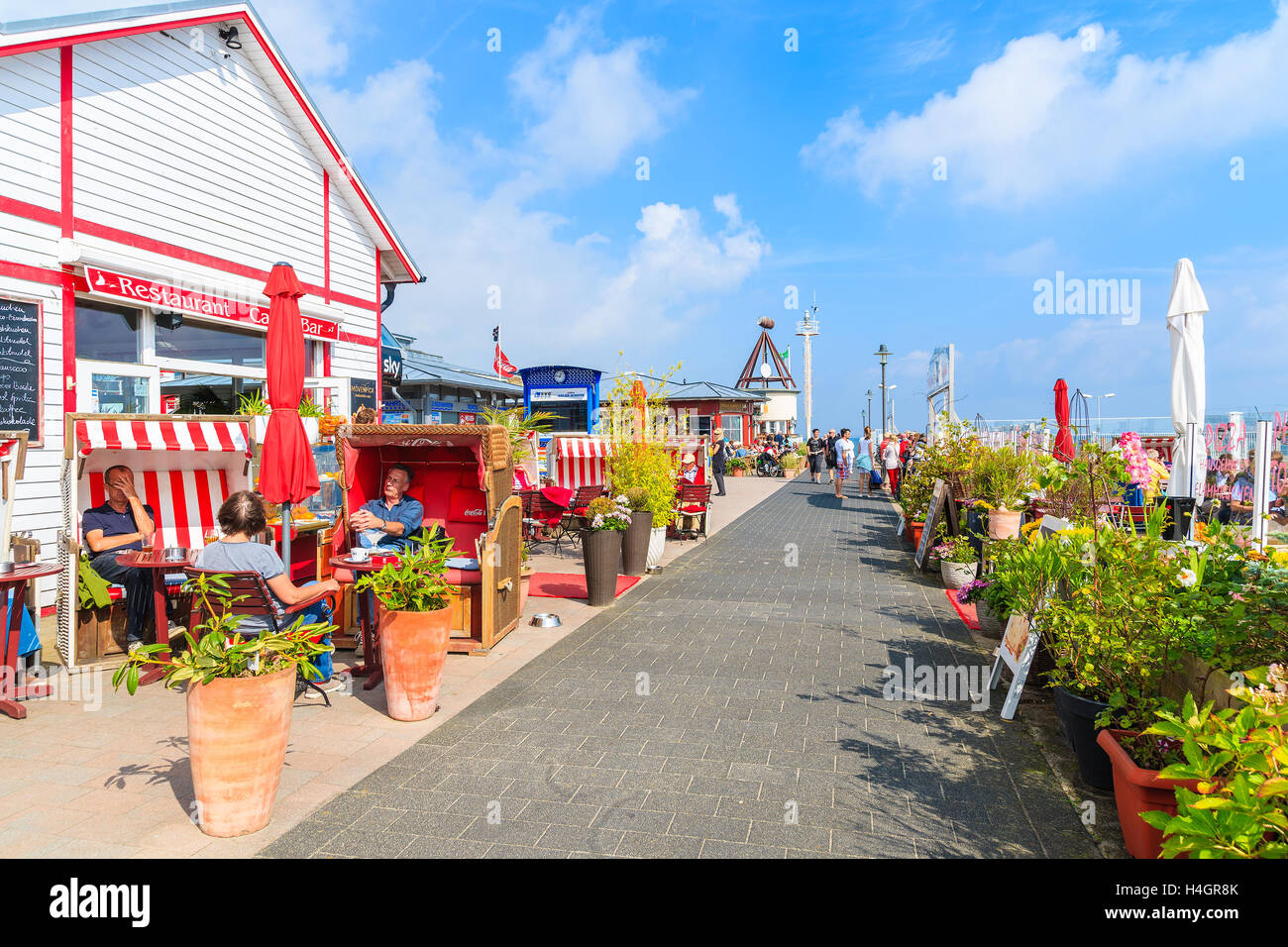 Isola di Sylt, Germania - Settembre 6, 2016: persone a pranzo nel ristorante spiaggia sedie in elenco porto sulla costa settentrionale dell'isola di Sylt, germe Foto Stock