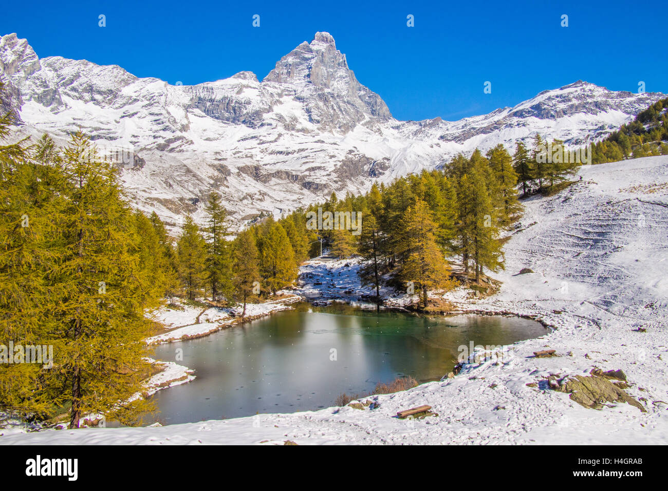 Lago Blu (lago blu) con il Cervino Mountain (aka "atterhorn' in Svizzera) dietro, Valle d'Aosta, Italia. Foto Stock