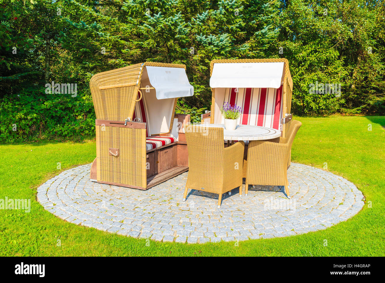 Sedie a sdraio con tavolo in area verde di Kampen village park, isola di Sylt, Germania Foto Stock