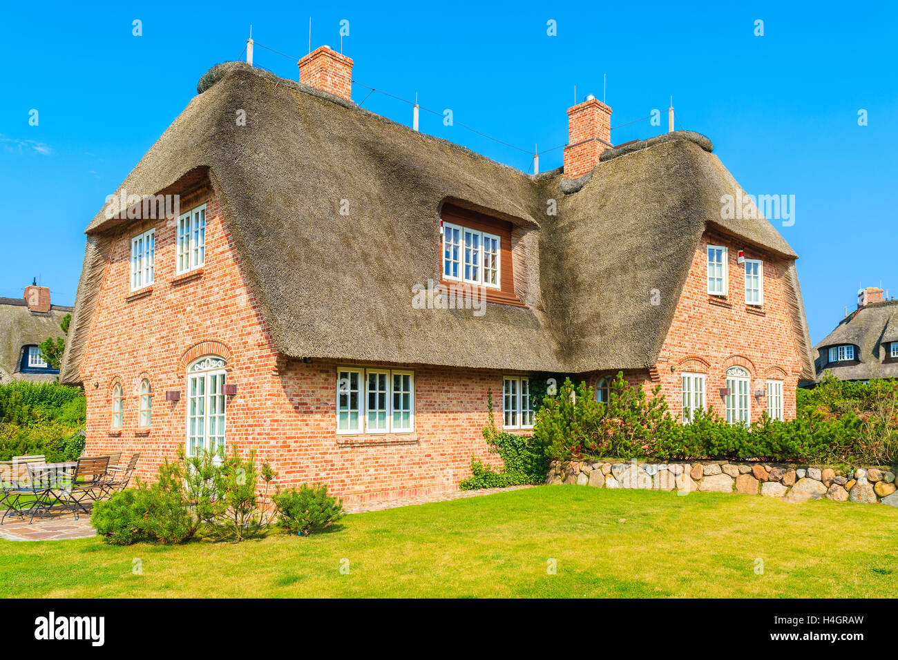 Frisone tipica casa in mattoni rossi con tetto di paglia a Kampen villaggio sull isola di Sylt, Germania Foto Stock