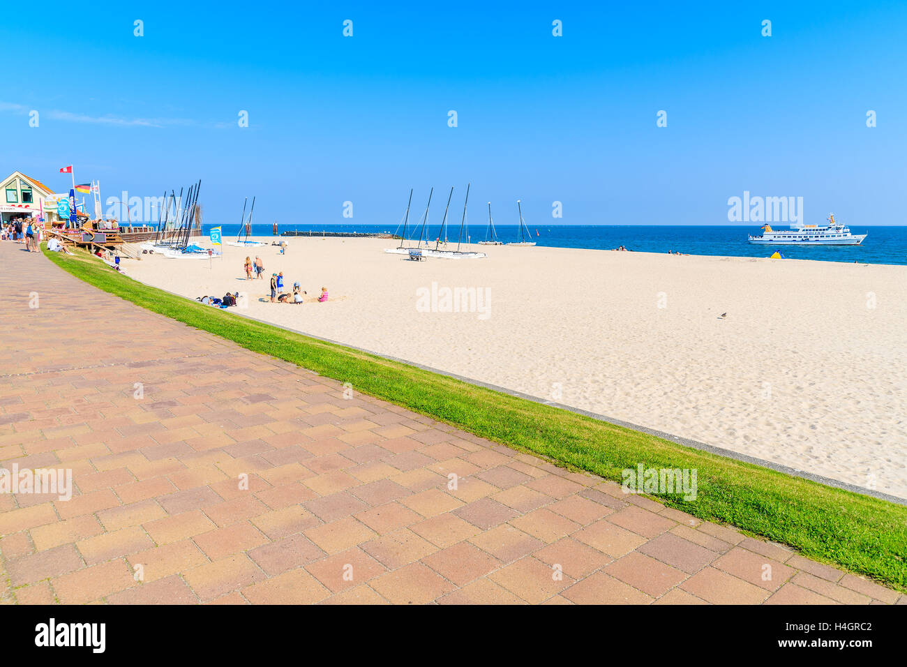 Isola di Sylt, Germania - SET 8, 2016: vista della spiaggia e passeggiata costiera in Hornum villaggio sulla costa meridionale dell'isola di Sylt, Ger Foto Stock