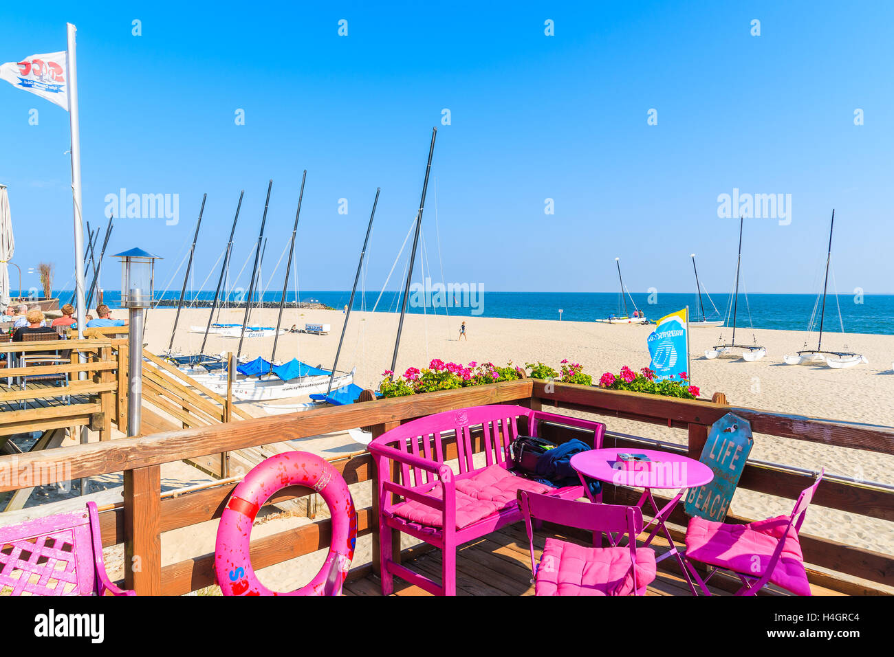 Isola di Sylt, Germania - SET 8, 2016: ristorante tavolo con charis sulla passeggiata costiera in Hornum villaggio sulla costa meridionale di Sy Foto Stock