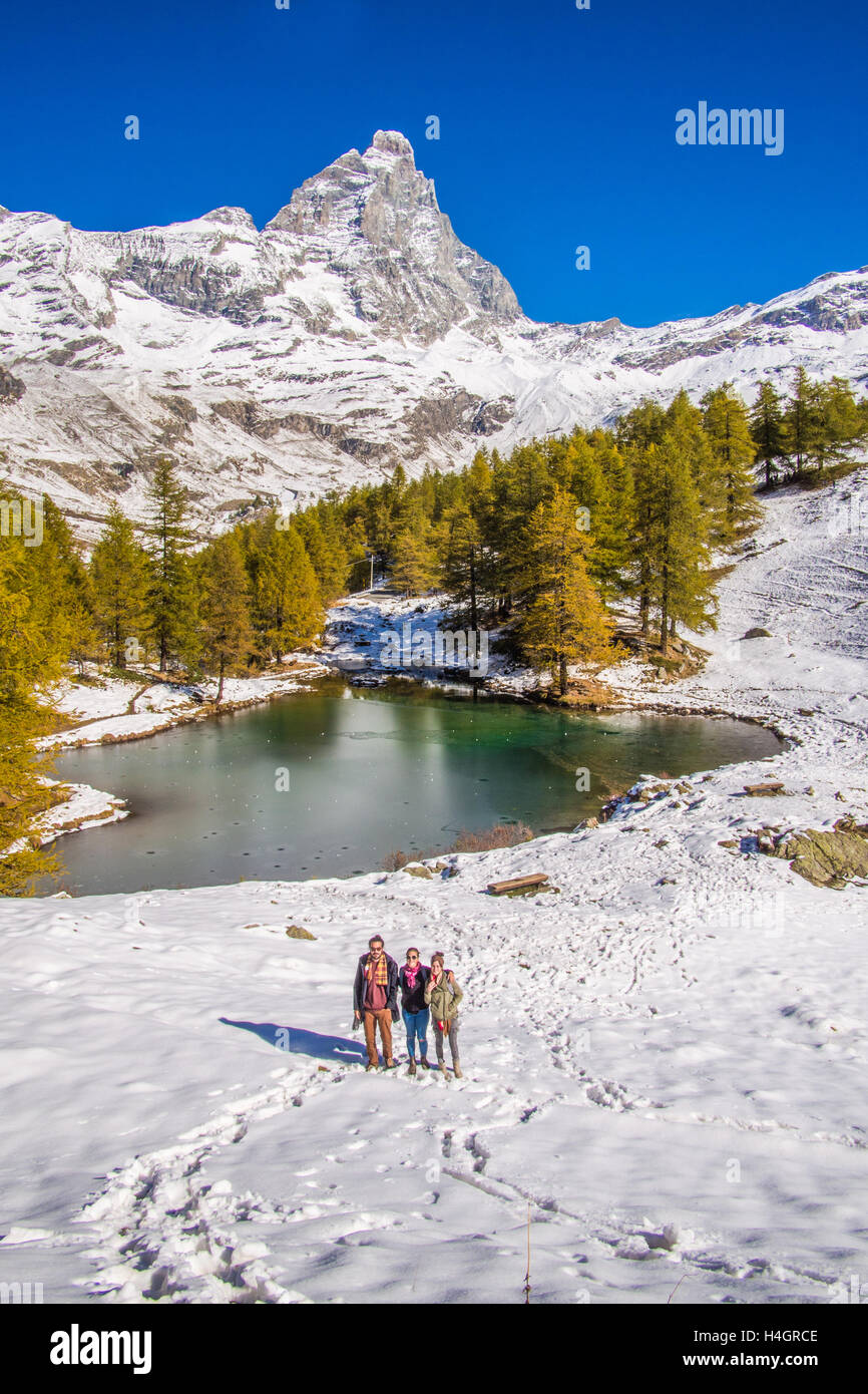 Lago Blu (lago blu) con il Cervino Mountain (aka "atterhorn' in Svizzera) dietro, Valle d'Aosta, Italia. Foto Stock