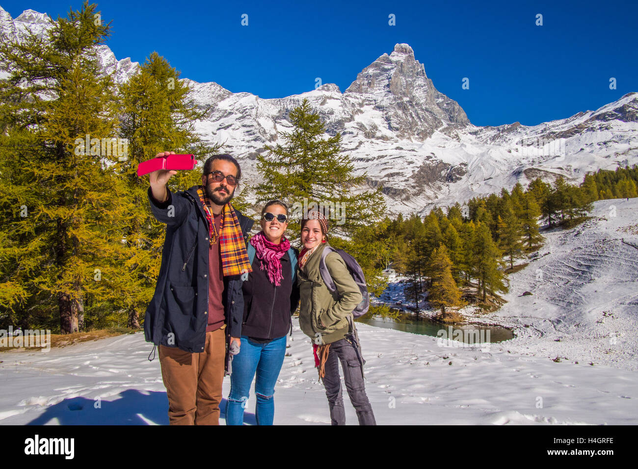 Lago Blu (lago blu) con il Cervino Mountain (aka "atterhorn' in Svizzera) dietro, Valle d'Aosta, Italia. Foto Stock