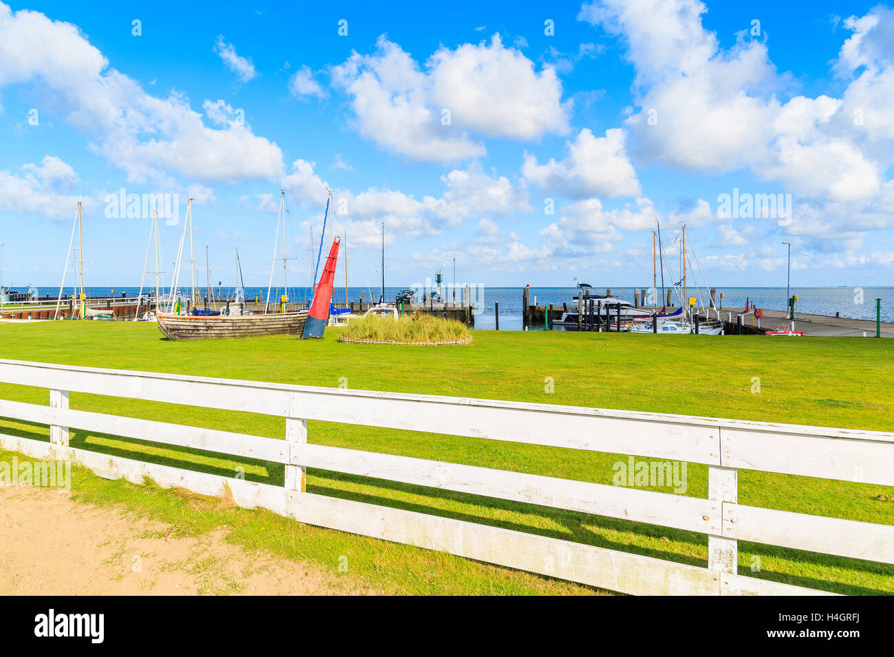 Recinzione di bianco nel piccolo porto con barche vicino villaggio Keitum sull isola di Sylt, Germania Foto Stock