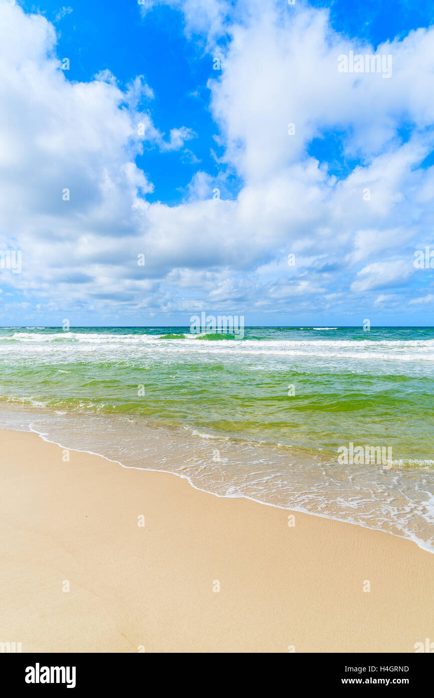 Le onde del mare sulla bellissima spiaggia di sabbia sulla soleggiata giornata estiva, isola di Sylt, Germania Foto Stock
