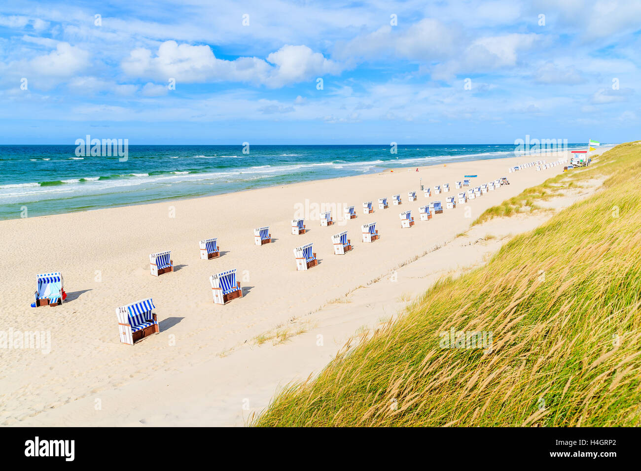 Sedie a sdraio sulla spiaggia di sabbia nel villaggio di elenco, isola di Sylt, Germania Foto Stock