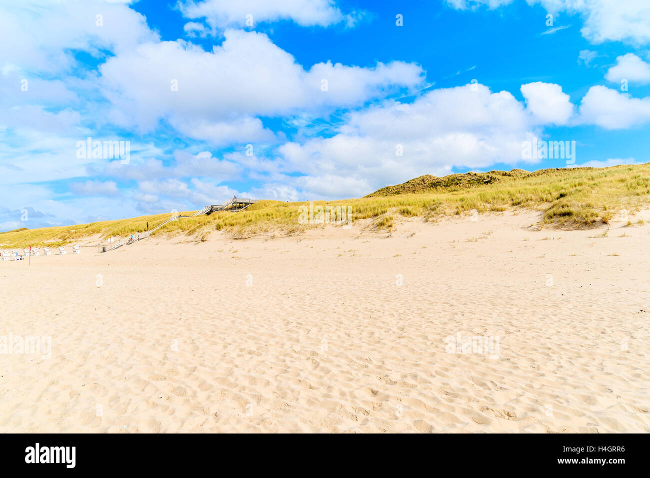 Spiaggia di sabbia e dune di erba in elenco beach, isola di Sylt, Germania Foto Stock
