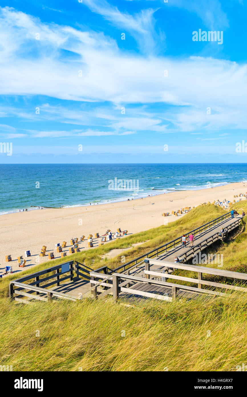 Passerella in legno per la spiaggia nel villaggio di Wenningstedt, isola di Sylt, Germania Foto Stock