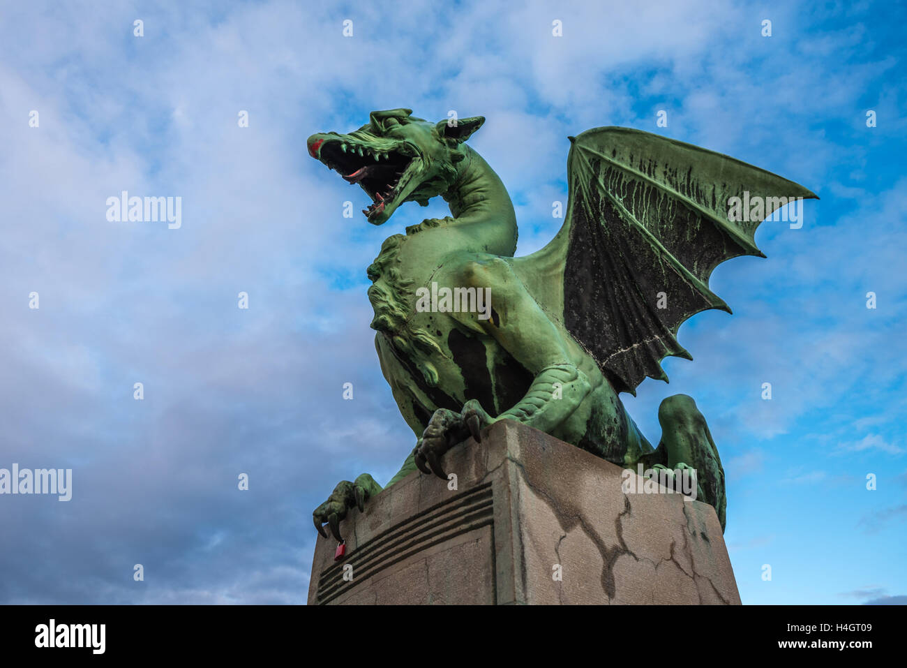 Scultura di dragon sul ponte del drago di Lubiana, Slovenia Foto Stock