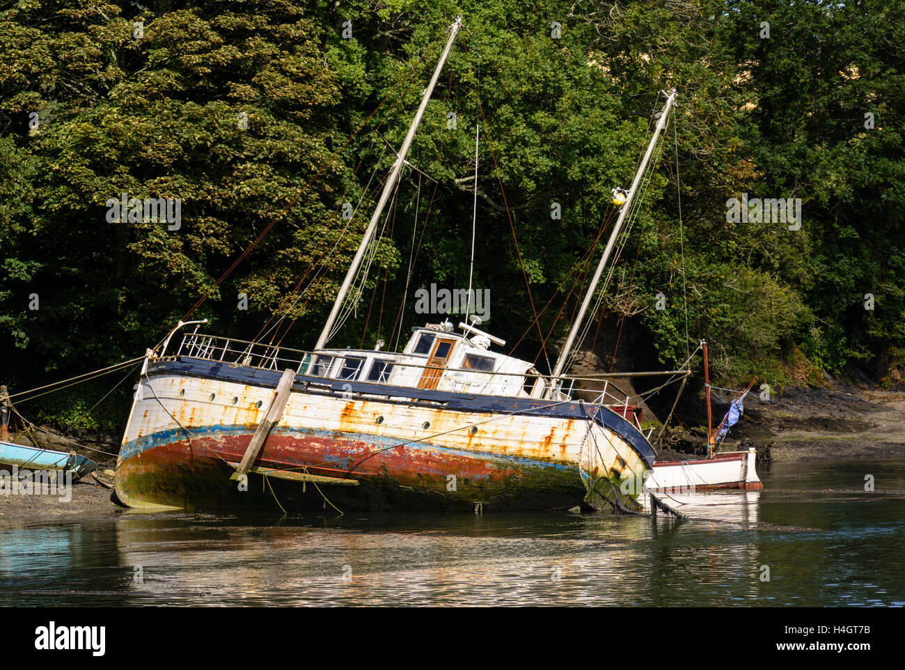 Una vecchia imbarcazione di lato in Falmouth Harbour, Cornwall, Regno Unito Foto Stock