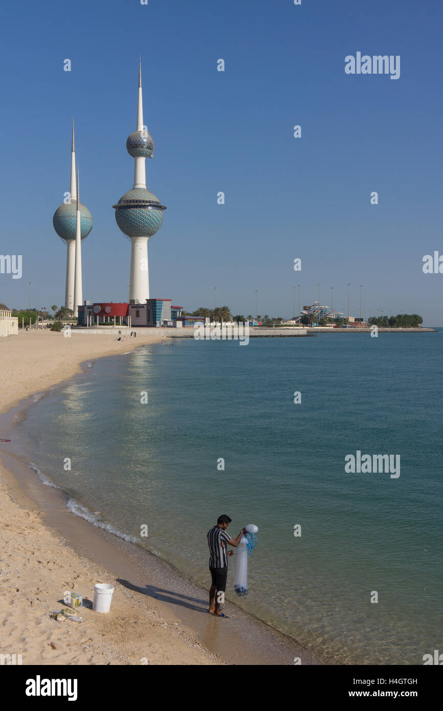 Fisherman pesca nella parte anteriore del Kuwait Towers Foto Stock