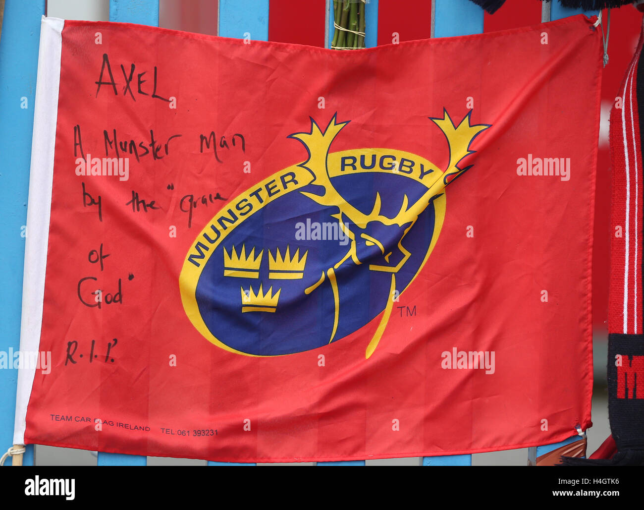 Omaggi al di fuori di Thomond Park di Limerick posto da Munster rugby fan dopo la morte del capo allenatore Anthony Foley. Foto Stock