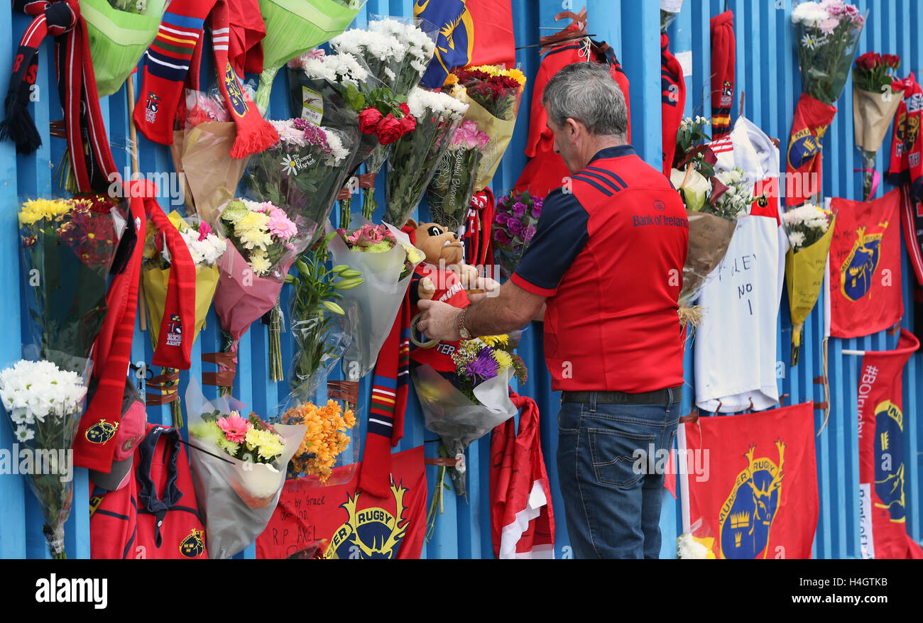 Munster rugby fan luogo omaggi al di fuori di Thomond Park di Limerick dopo la morte del capo allenatore Anthony Foley. Foto Stock