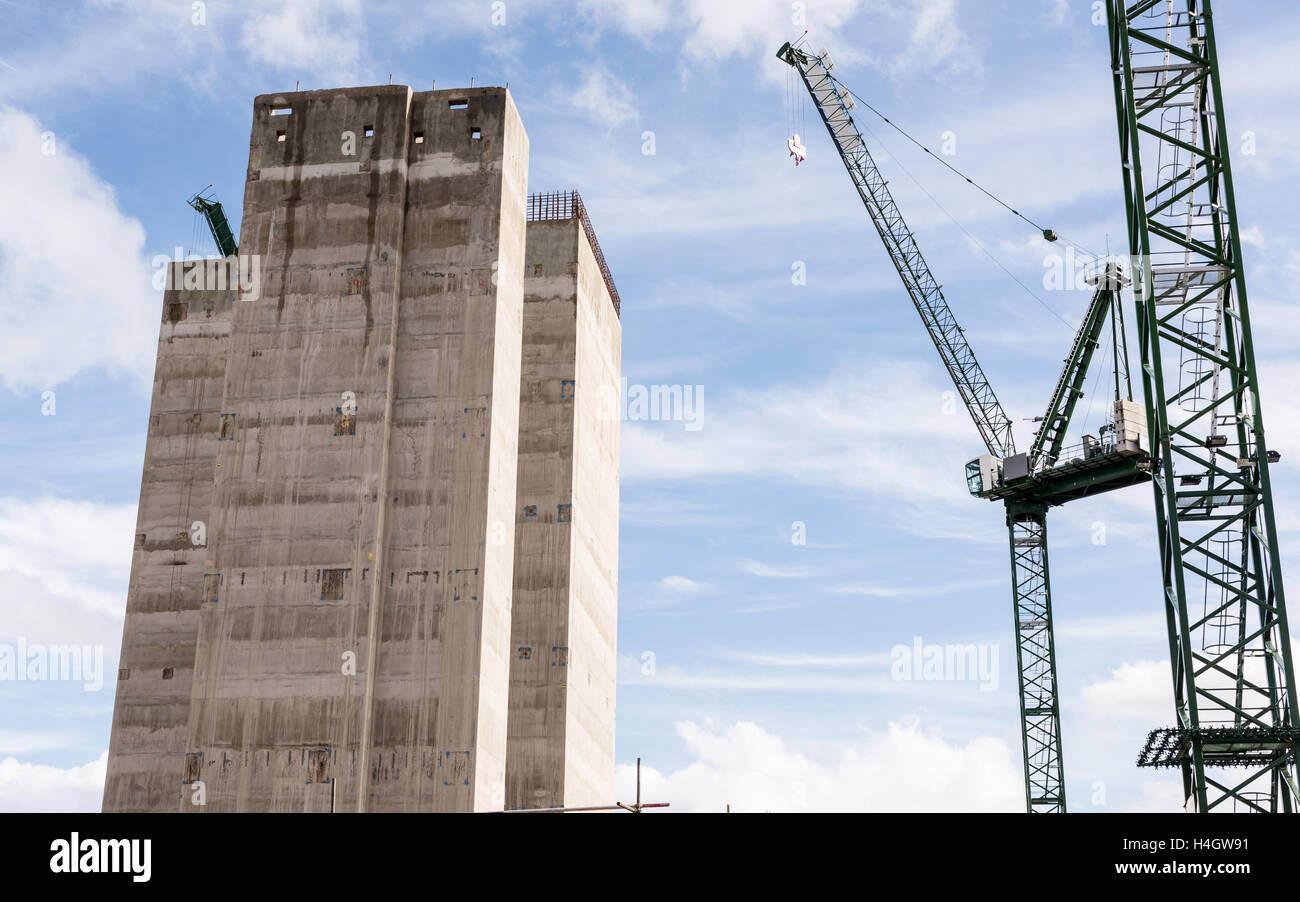 Sito in costruzione con due grandi gru e concrete core del nuovo grattacielo in costruzione Foto Stock