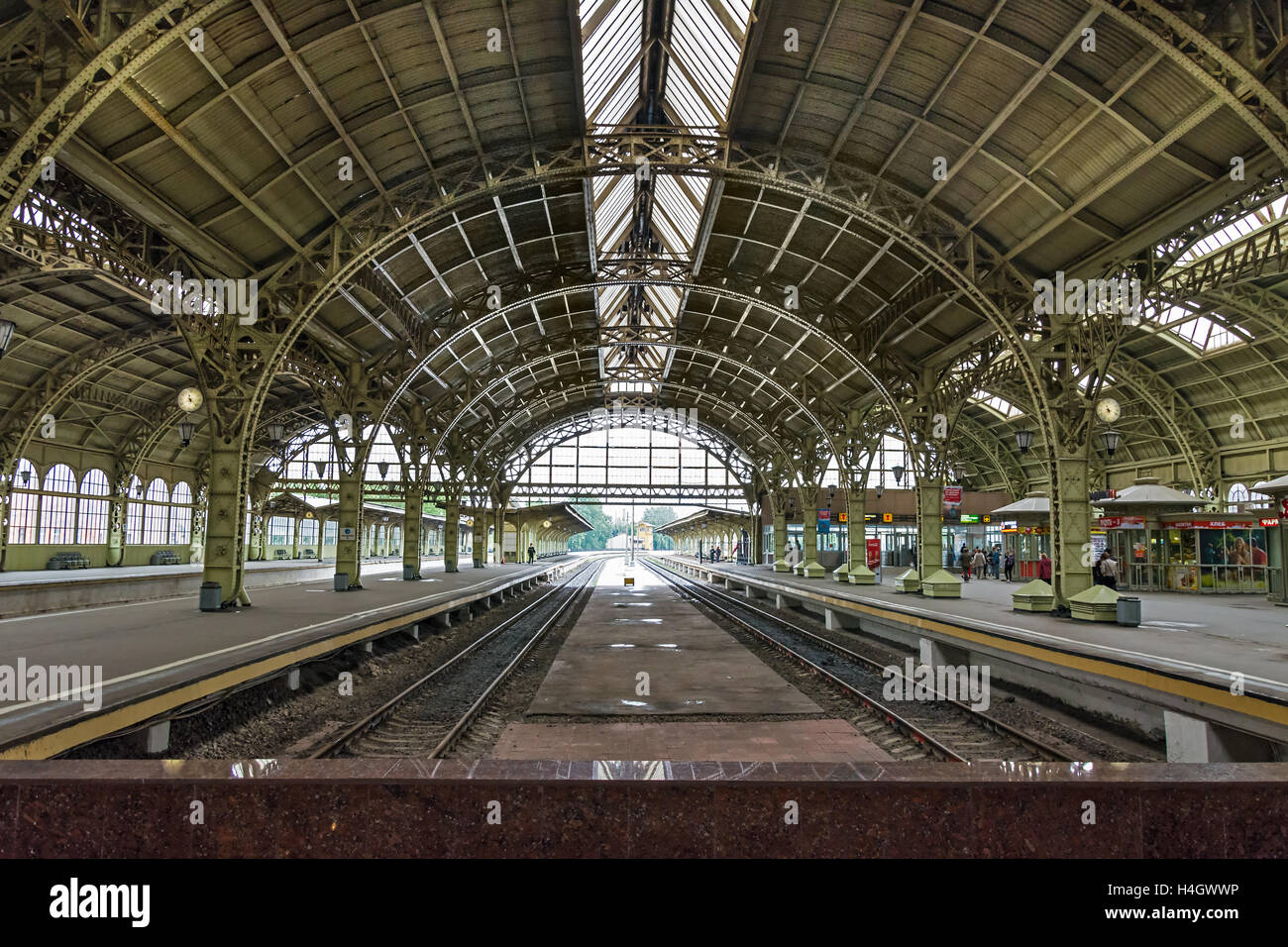 ST. PETERSBURG, Russia - Luglio 16, 2016: binari del treno al Vitebskiy vokzal stazione ferroviaria di San Pietroburgo.La Russia Foto Stock