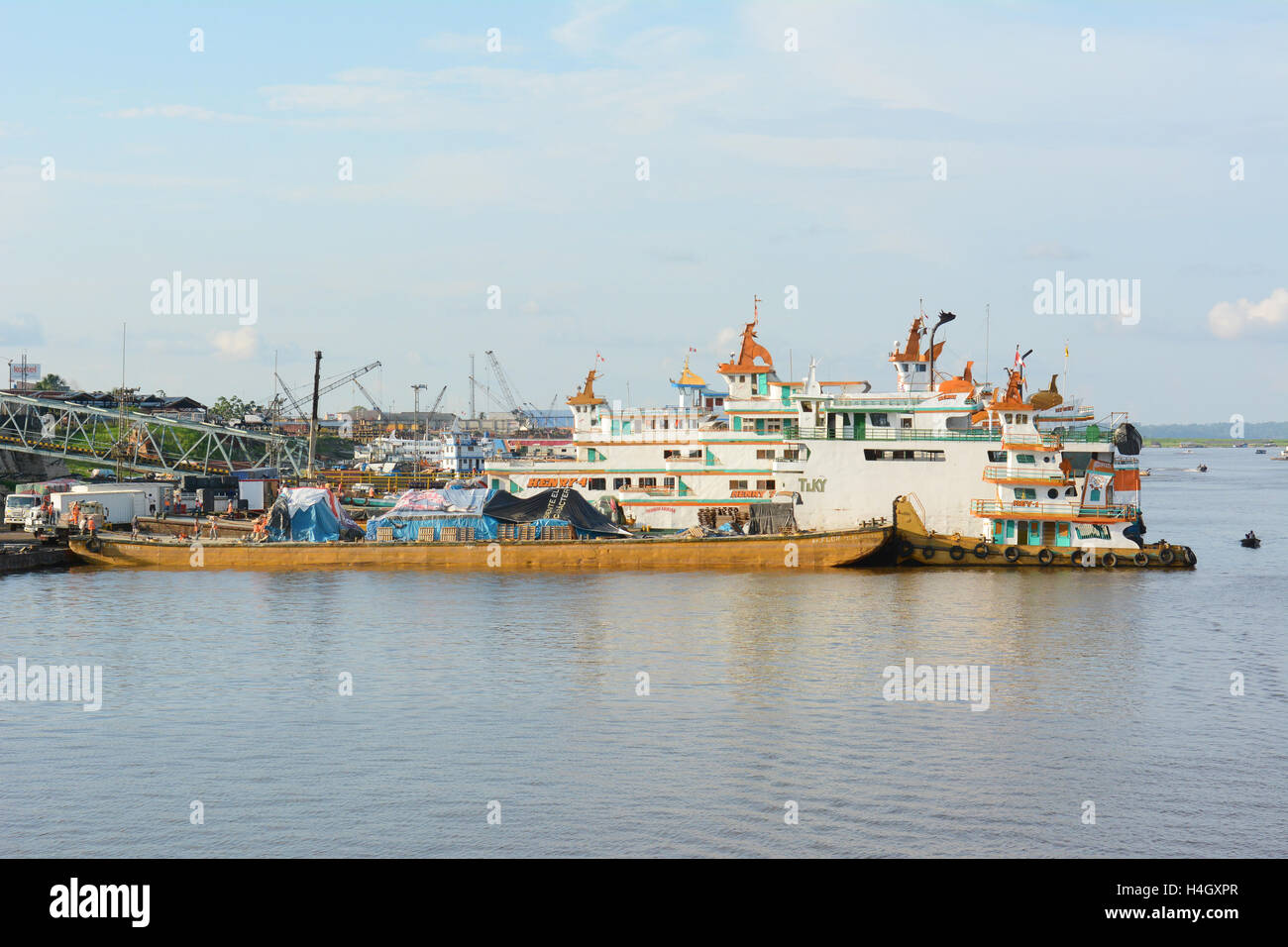 IQUITOS, Perù - Ottobre 16, 2015: Cantiere navale sul fiume Itaya. Iquitos è la più grande metropoli dell'Amazzonia peruviana, e Foto Stock