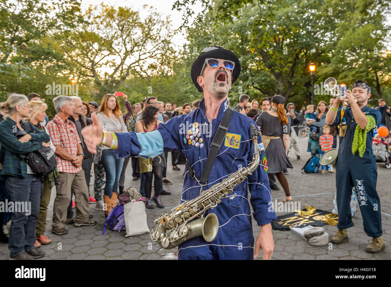 New York, Stati Uniti. 15 ottobre, 2016. L'imperatore Norton di fermo Marching Band - HONK per più giardini! Il terzo anno di collaborazione tra più giardini! E HONK NYC a sostegno di tutto ciò che è verde e bella in New York. Celebra la ricca storia di spazio pubblico, l'alchimia dei giardinieri, l'esperienza condivisa del vicinato e comunità. © Erik McGregor/Pacific Press/Alamy Live News Foto Stock