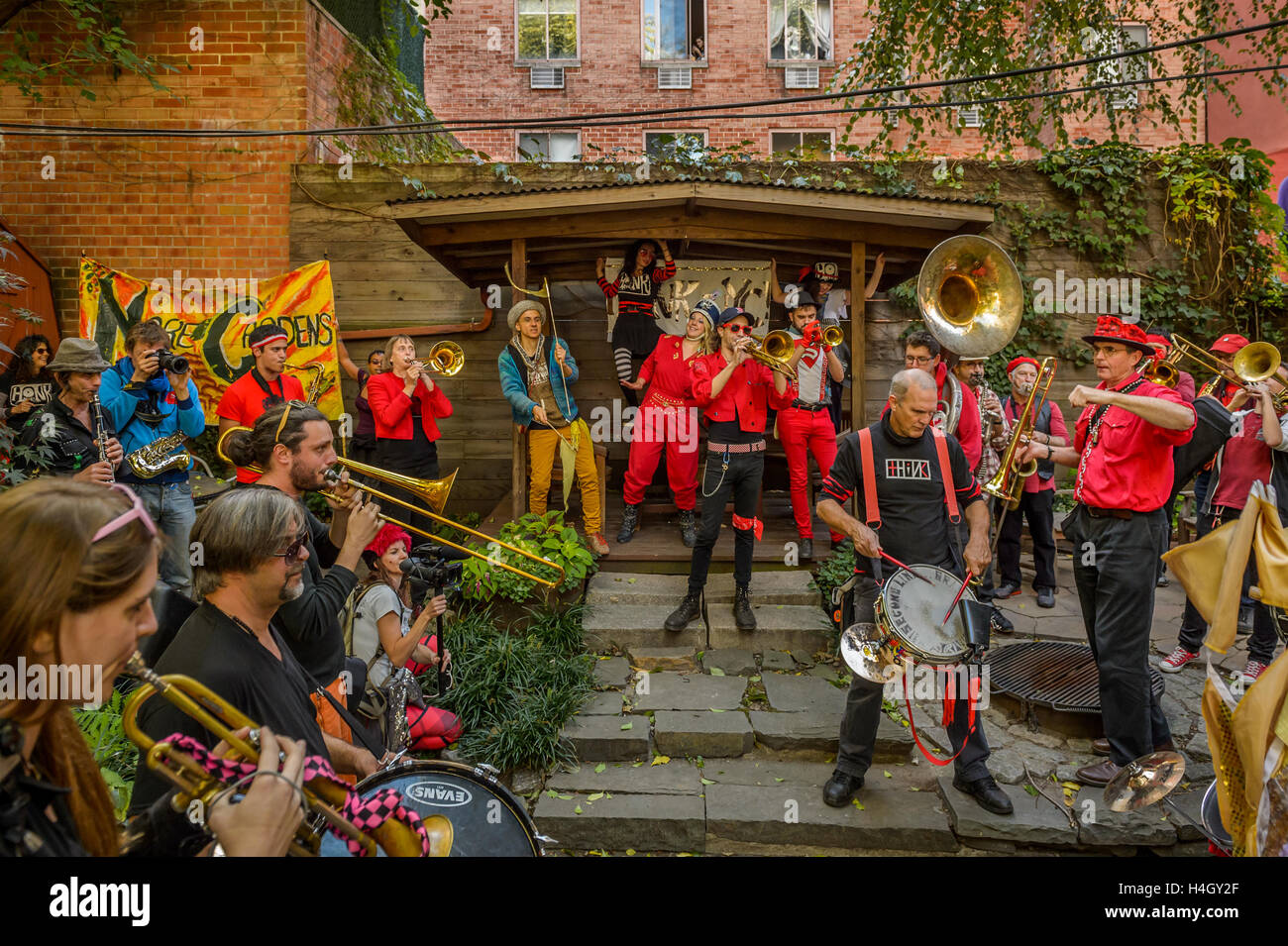 New York, Stati Uniti. 15 ottobre, 2016. Seconda linea di aiuti sociali e piacere la società Brass Band (fondatori dell'originale HONK! Festival a Somerville, MA) - HONK per più giardini! Il terzo anno di collaborazione tra più giardini! E HONK NYC a sostegno di tutto ciò che è verde e bella in New York. Celebra la ricca storia di spazio pubblico, l'alchimia dei giardinieri, l'esperienza condivisa del vicinato e comunità. © Erik McGregor/Pacific Press/Alamy Live News Foto Stock